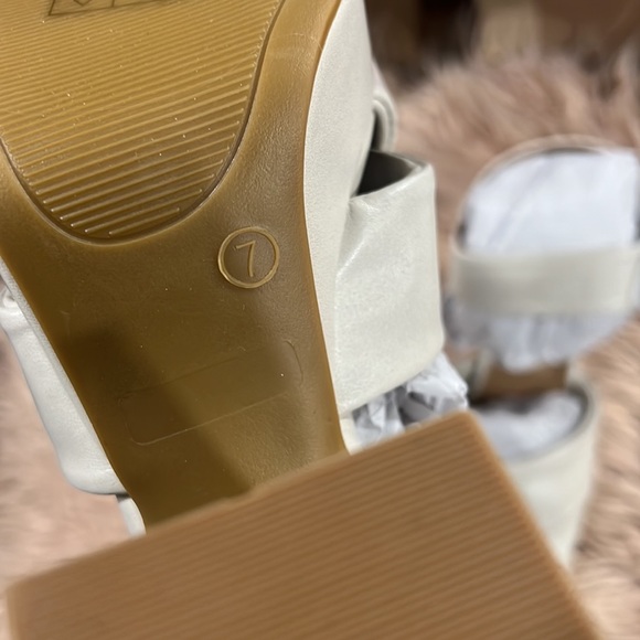 JOURNEE COLLECTION Women's Akeely Platform Sandals - Picture 8 of 11